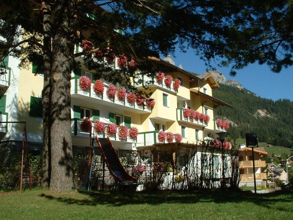 Hotel Montana Pozza di Fassa Extérieur photo